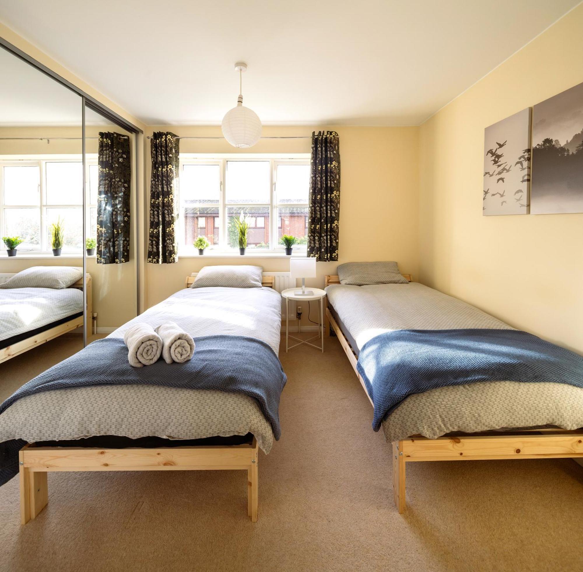 Villa Guildford Townhouse With Parking Extérieur photo